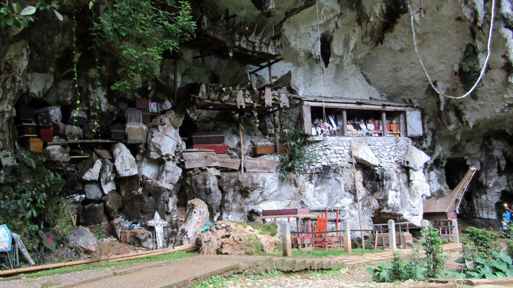 3 Wisata Tana Toraja, Wajib Kamu dikunjungi! 1 Londa Kuburan Batu Tana Toraja