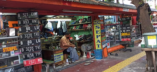 Merajut Asa Reparasi Sepatu Sunan Giri 1 Merajut Asa Reparasi Sepatu Sunan Giri