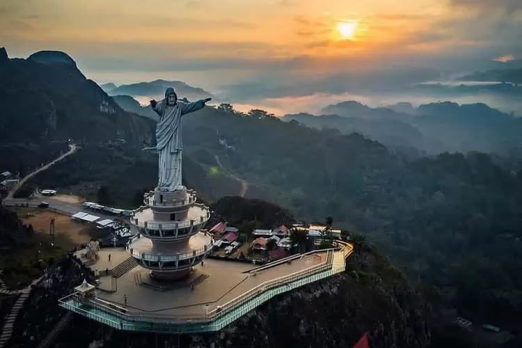 3 Wisata Tana Toraja, Wajib Kamu dikunjungi! 1 Patung Yesus Buntu Burake