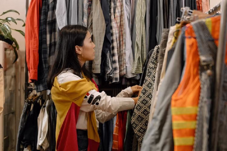 Transformasi Baju Bekas Pasar Atom Menjadi Mode Fashion 1 Baju Bekas Pasar Atom