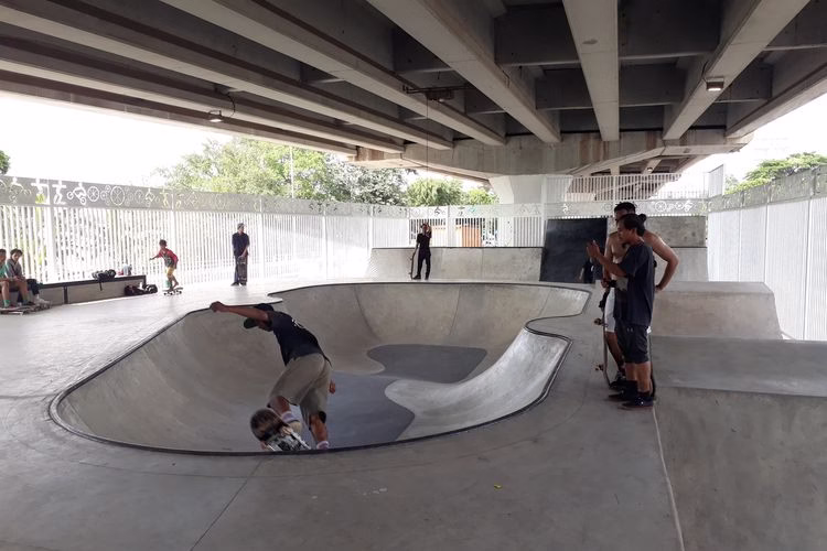 Flyover Pasar Rebo, Landmark Eksistensi Hangout Anak Muda Jakarta Timur 1 Skatepark di Kolong Flyover Pasar Rebo