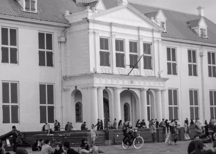 Wisata Kota Tua 01 - Info Jelajah Gedung seluas 1300 m2 ini adalah pusat pemerintahan VOC sebelum pindah ke Weltevreden. Museum ini menampilkan koleksi replika peninggalan era Tarumanegara dan Pajajaran di Jakarta, termasuk hasil penggalian arkeologi seperti mebel antik, keramik, gerabah, prasasti, dan patung. | Foto : Unsplash