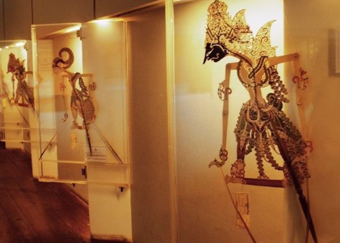 Wisata Kota Tua Museum Wayang - Info Jelajah Sebelum menjadi Museum Wayang, bangunan seluas 990 m2 ini dulunya merupakan gereja pada tahun 1640. Pada tahun 1808, gedung ini mengalami kerusakan parah akibat gempa bumi. Setelah berbagai pergantian fungsi, pada tanggal 13 Agustus 1975, Museum Wayang diresmikan oleh mantan Gubernur DKI Jakarta, Ali Sadikin. | Foto : museumjakarta.com