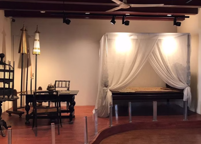 Wisata Kota Tua Ruang Pangeran Diponegoro di Museum Fatahillah - Info Jelajah Sebelum diasingkan ke Manado, Pangeran Diponegoro singgah di Ruang Pangeran Diponegoro di Museum Fatahillah, tempat ia ditahan selama hampir sebulan di Stadhuis Batavia (Balaikota Batavia), menanti putusan dari Dewan Pengadilan Belanda. | Foto : KOMPAS.com/WAHYU ADITYO PRODJO