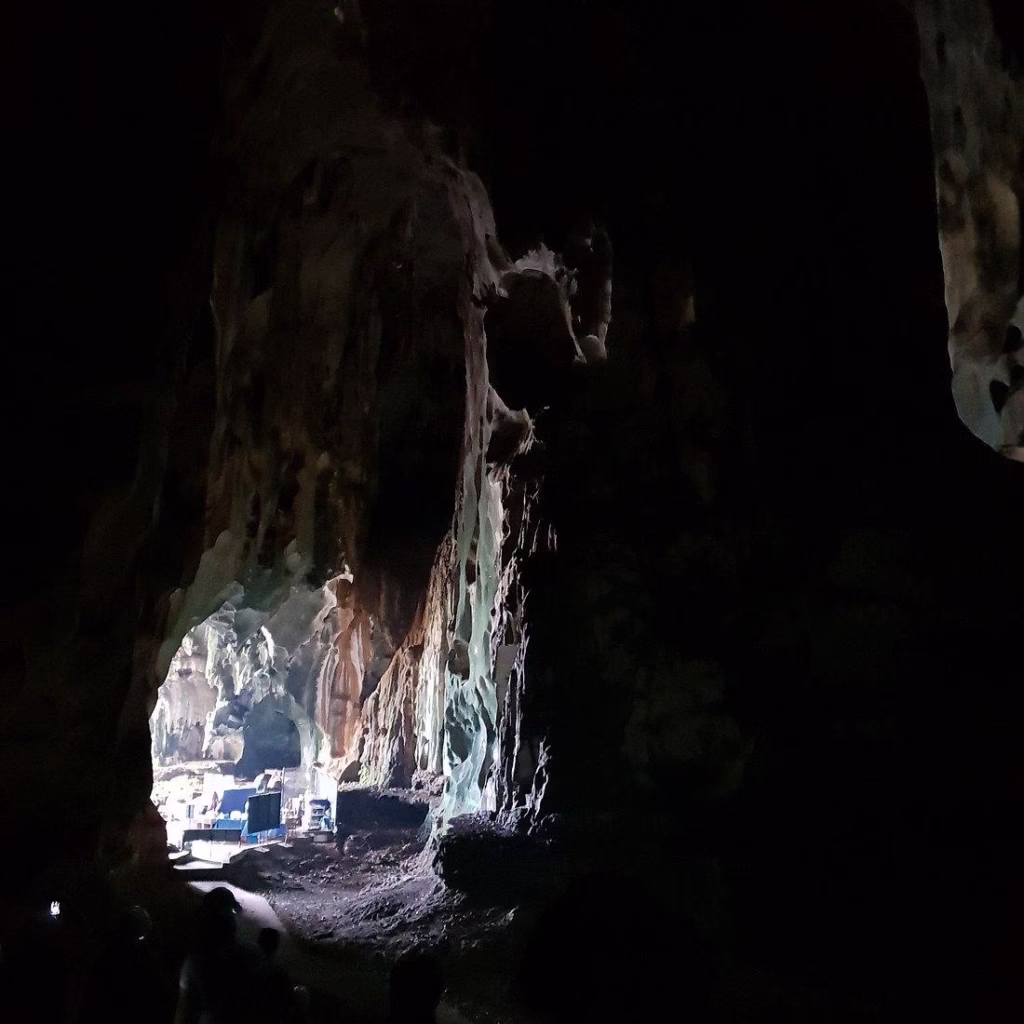 Wisata Batu Caves Malaysia: Pesona 272 Anak Tangga Pelangi dan Gua Purba 2 Eksplorasi Gua Gelap Batu Caves Malaysia