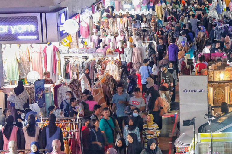 Pasar Tanah Abang, Cerminan Wadah Ekonomi Akar Rumput Terbesar di Asia Tenggara Pasar Tanah Abang, Cerminan Wadah Ekonomi Akar Rumput Terbesar di Asia Tenggara