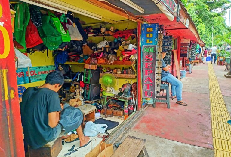 Merajut Asa Reparasi Sepatu Sunan Giri