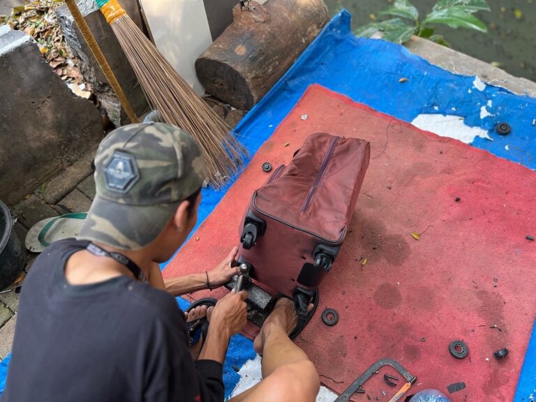 Foto : Pak Agus 20 Tahun Geluti Service Koper di Pasar Antik Specialist Service Koper di Jl Surabaya, pasar Antik, Jakpus