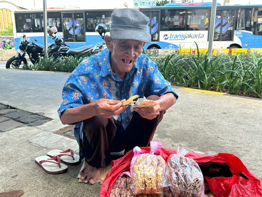 Pak Dudung Di Usia Lansia Tetap Berjualan