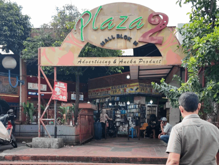 Kawasan kuliner legendaris Distrik Blok M, Jakarta Selatan, tengah jadi sorotan publik setelah viral ditinggal para penyewa. Fenomena ini ramai diperbincangkan di media sosial, terutama karena Blok M selama ini dikenal sebagai salah satu pusat keramaian ibu kota.