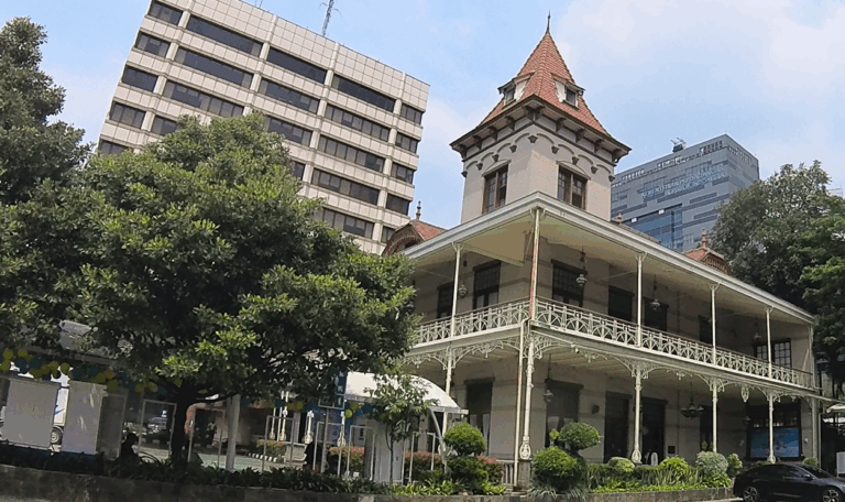 Stroom Coffee Gambir, Cafe Hidden Gem Bergaya Kolonial di Tengah Jakarta