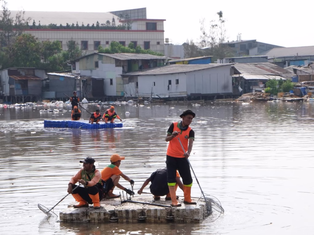 DLH DKI Jakarta Angkut 137 Ton Sampah dari Pesisir Tanggul Laut Muara Baru