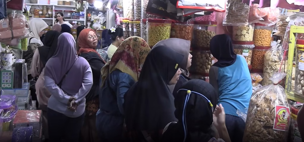 Kue Kering di Pasar Jatinegara Di Serbu Pembeli Jelang Lebaran