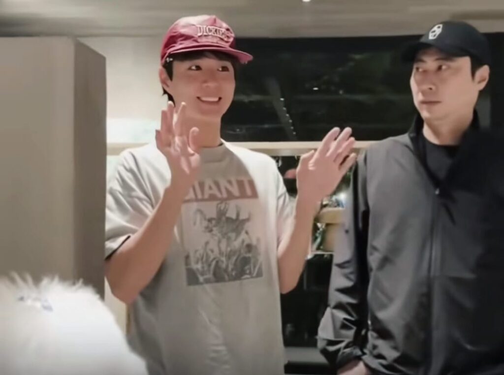 Park Bo Gum Mainkan Lagu Indonesia "Dekat di Hati" di Fan Meeting Jakarta, Netizen: Bersorak! 3 WhatsApp Image 2025 09 03 at 17.16.28