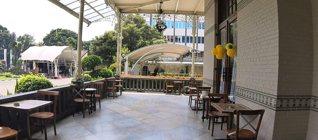 Stroom Coffee Gambir, Cafe Hidden Gem Bergaya Kolonial di Tengah Jakarta 3 Screenshot 2025 10 08 135010